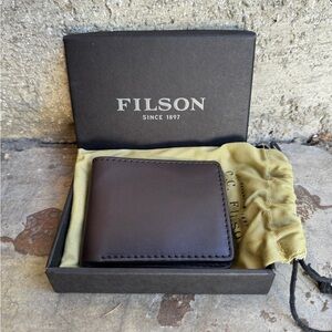 Filson Bridle Leather Bi-Fold Wallet